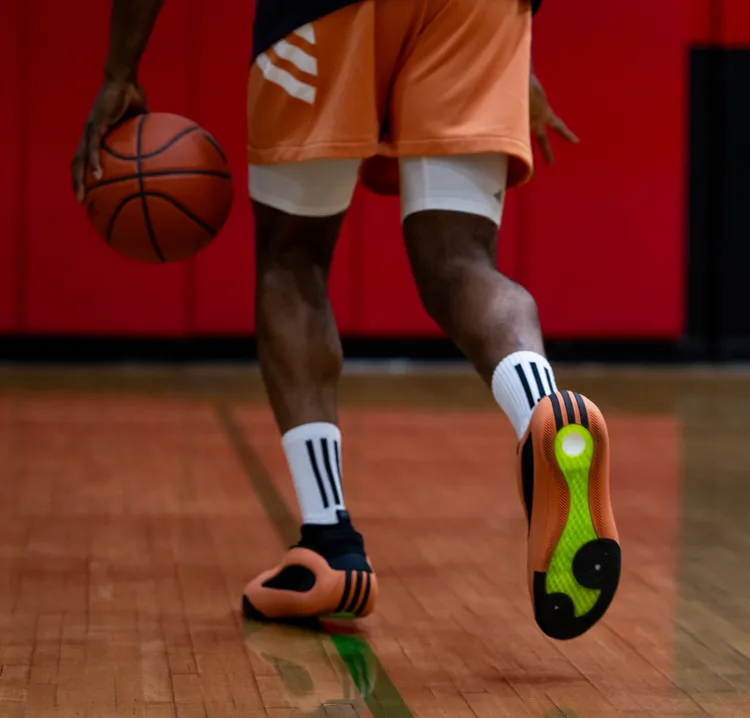 Harden Vol 8搭載全腳掌JET BOOST科技提供緩震和能量反饋。品牌提供