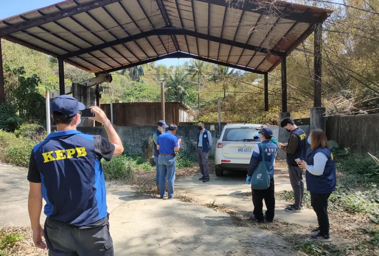 環保局稽查人員現場稽查蒐證。翻攝畫面