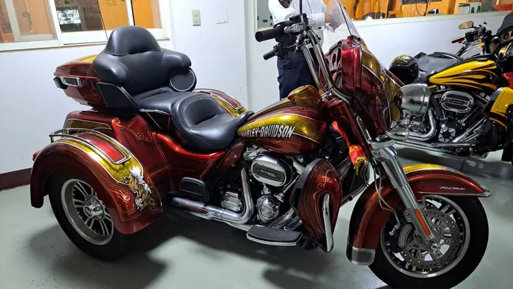 檢警查扣HARLEY-DAVIDSON 哈雷三輪重機。翻攝畫面