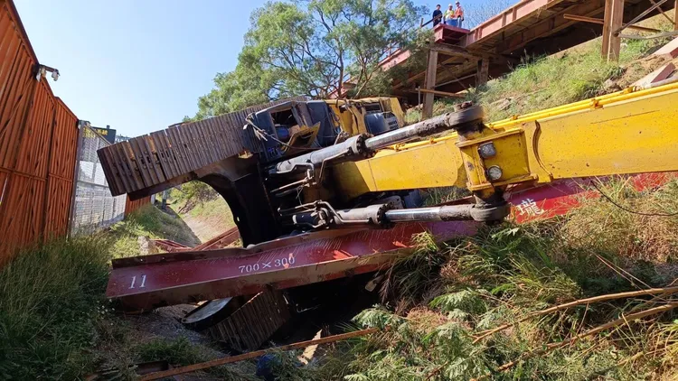 怪手駕駛輕傷送醫。警方提供