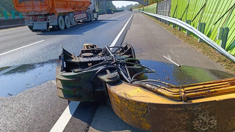 鏟斗佔據路肩與外側車道。警方提供