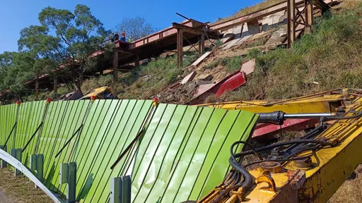 國3邊坡工程驚傳怪手翻覆佔道 急封2車道!預計中午放行