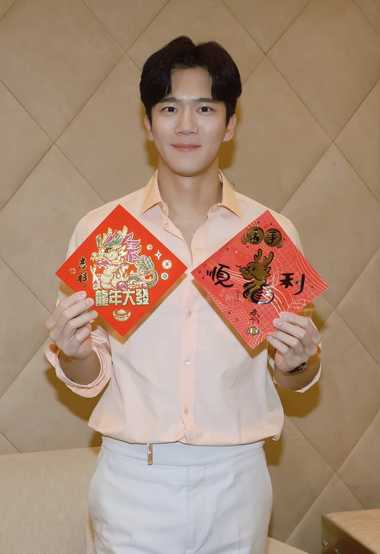 河錫辰看得懂春聯上的「龍年大發」，嘴裡念出對應的韓文。彭欣偉攝
