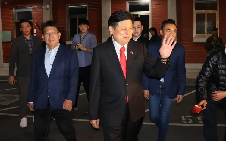 傅崐萁、洪孟楷、林思銘一同抵達康園。莊宗達攝