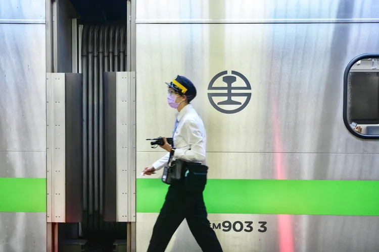 台鐵春節運輸量大，執勤人員都很忙碌。資料照片，林林攝