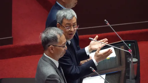 轟藍新科立委問政邏輯壞死 綠委:國民黨共識營沒教?