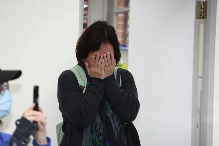 陳沂媽媽掩面痛哭。彭欣偉攝