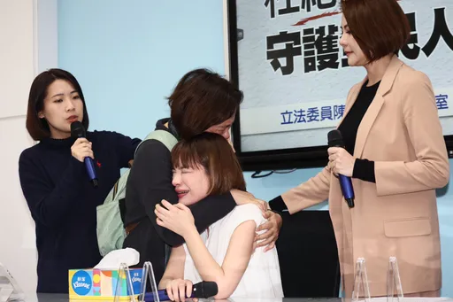 陳沂痛哭!「我沒錯為何要被譴責」 母女相擁淚灑記者會現場