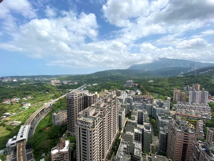 淡水憑藉著相對實惠的房價，吸引不少小資和首購族群入主，再加上交通建設的逐步到位，帶動淡水的預售交易占比。永慶房產集團提供