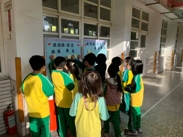 陳姓姊妹還在加護病房搶救中，同學寫紙條為她們集氣。校方提供