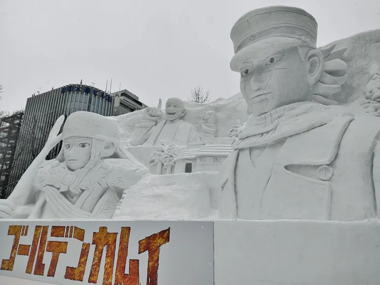 背景設在北海道的《黃金神威》雪雕非常龐大吸睛。翻攝推特@momosapporo1