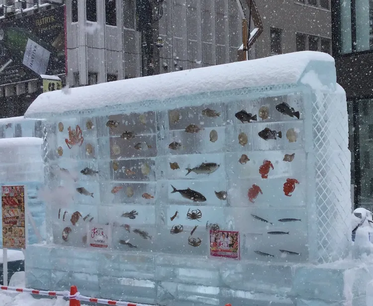 連鎖壽司店壽司三昧推出的「冰之水族館」將帝王蟹等各式海鮮急凍在冰裡。翻攝推特@sapporolife2021