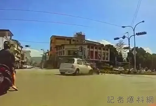 又是7旬老翁開車！高速闖紅燈撞飛2機車　瞬間畫面曝光