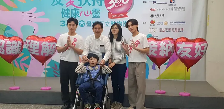 展榮（左）、展瑞今天出席公益活動。張瑞振攝