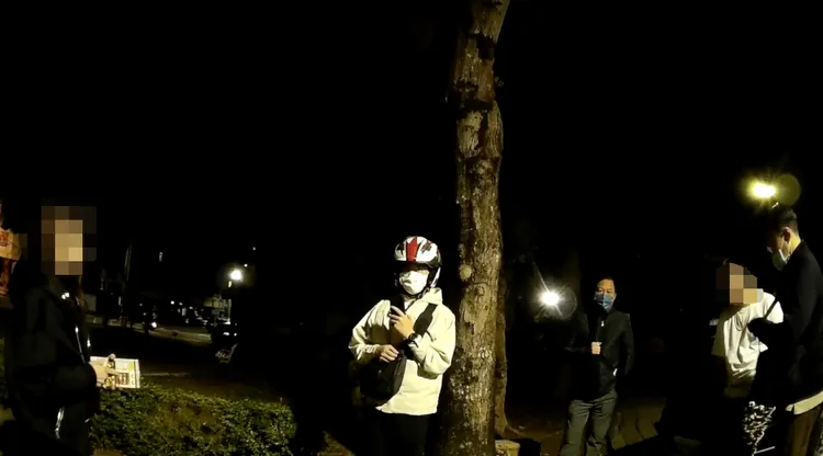 鄭女自知難逃法網，向警方坦承外套內有毒品與吸食器。翻攝畫面