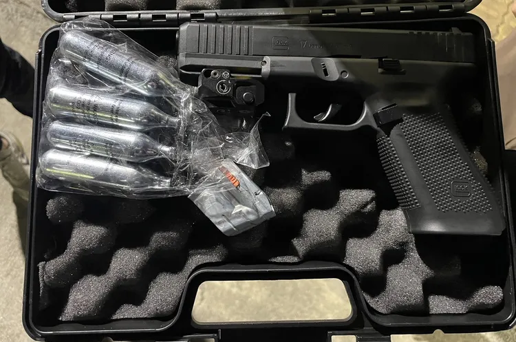 恐嚇遊覽車司機的鎮暴槍。翻攝畫面