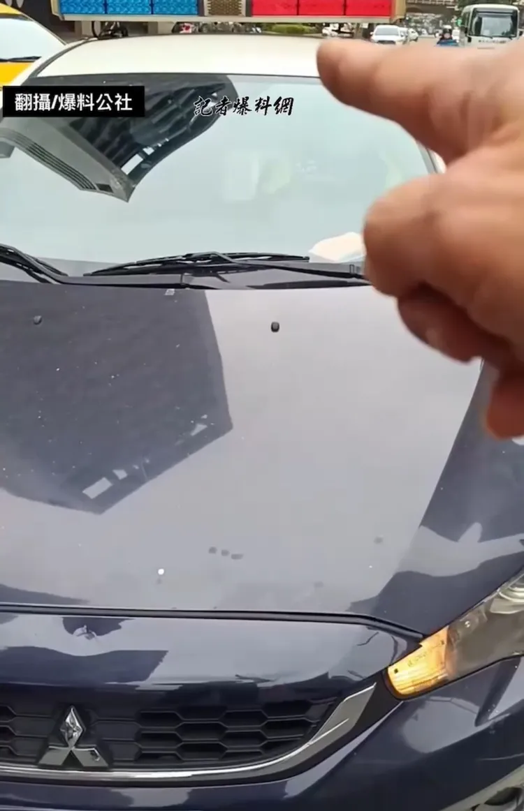 遭違停開單的辜男，擋在警車前面錄影並不斷嗆聲。翻攝畫面