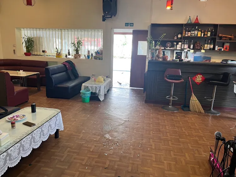 二嫌向卡拉OK店索討保護費未果，砸店示威。警方提供