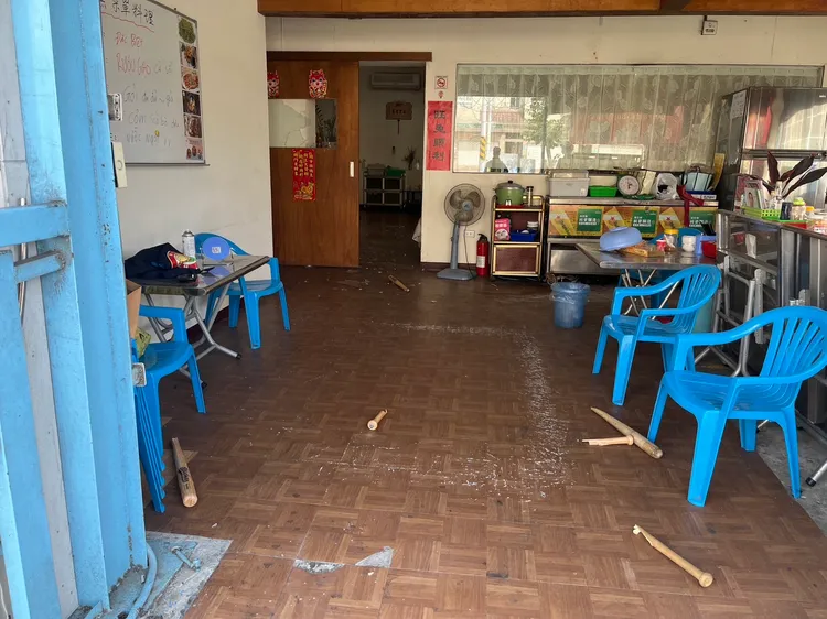 2煞砸店，打到球棒都斷了。警方提供