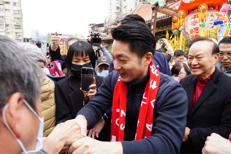 台北長蔣萬安今日到龍山寺向民眾拜年。北市府提供