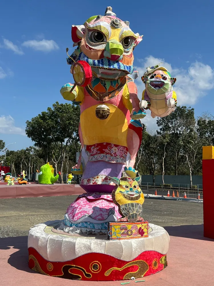 大專社會組燈王「祥獅戲子」。教育局提供