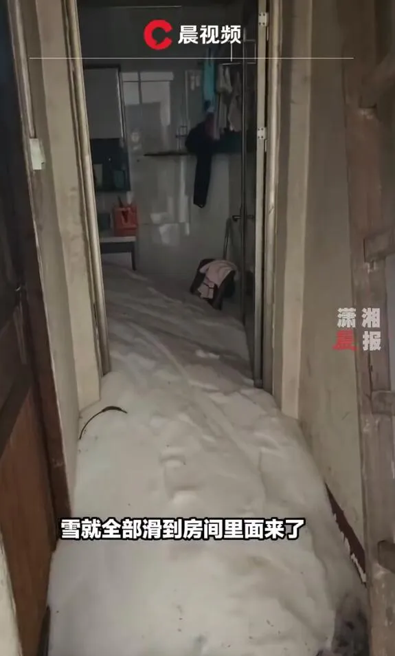 暴雪灌滿廁所後還往外蔓延到家中走廊。翻攝潇湘晨報