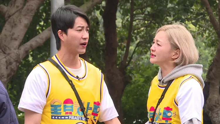 花花（右）指導江宏傑。台視提供