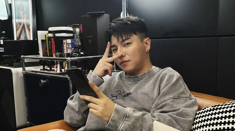 姜正勳製作過TWICE、Wanna One等夯團的歌曲。翻攝FRIDAY. IG