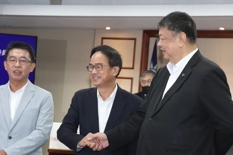 交通委員會由陳雪生和李昆澤當選召委。彭欣偉攝