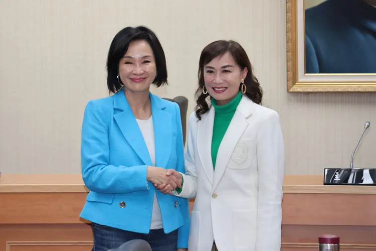 柯志恩和林宜瑾當選教育及文化委員會召委。莊宗達攝