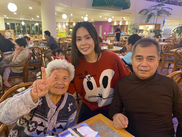 麗小花與阿嬤跟爸爸合照。麗小花、華特提供提供