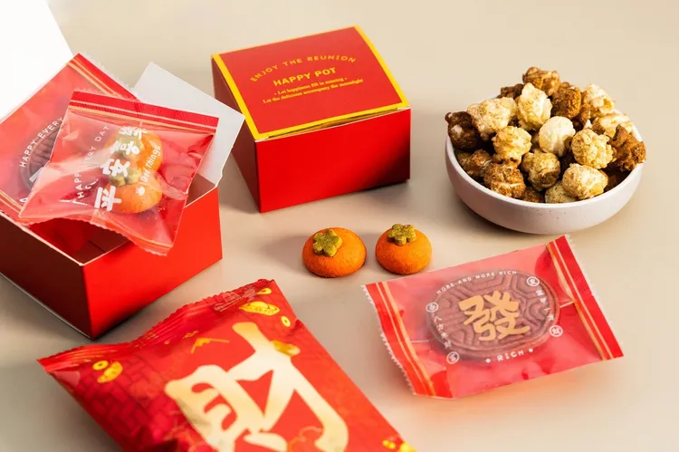 除夕搭乘長榮航空台北直飛北美、歐洲航班豪華經濟艙旅客，可享「柿柿如意餅乾」及「紅龜粿長壽餅乾」。長榮航空提供