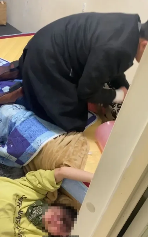 孫女倒地後，房東開始翻找屋內。民眾提供