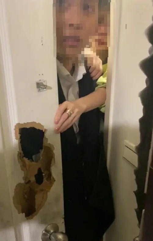 房東把門關上，隨後繼續毆打。民眾提供