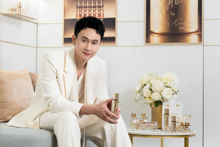 劉冠廷特別推薦白金級黑鑽松露賦活微導金萃和白金級黑鑽松露逆時煥顏霜2保養單品。品牌提供