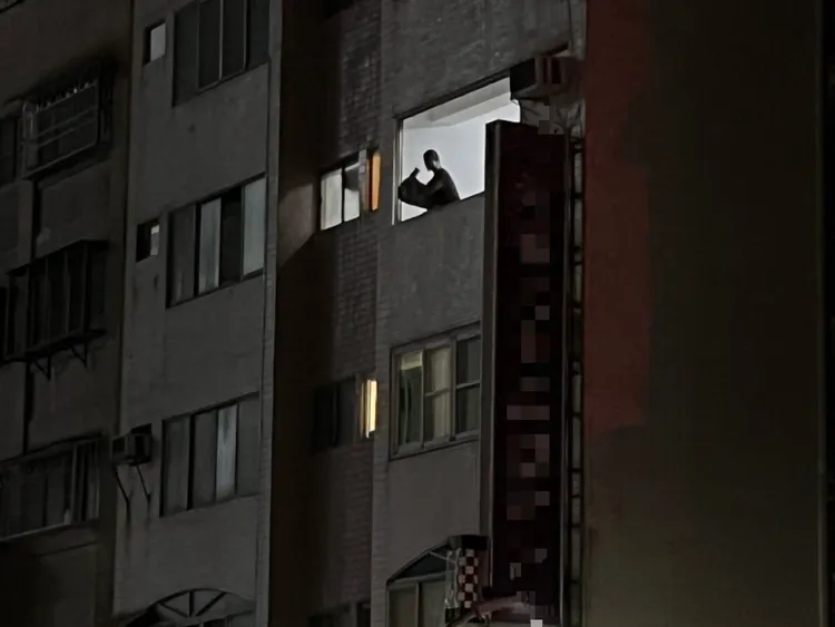 廖男深夜從四樓家中亂丟擲物品。翻攝畫面