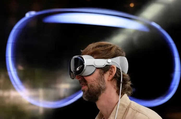 如果沒有加購AppleCare，Apple Vision Pro玻璃蓋板維修費要800美元（約2.52萬台幣）。路透