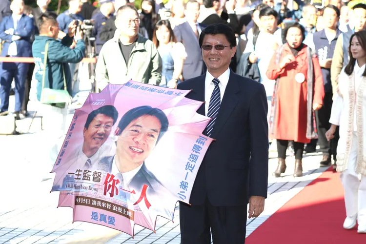 謝龍介2/1立院報到時，手持「一生監督你一人」傘走紅地毯，更甜喊賴清德「未來還有很多年」。資料照片，彭欣偉