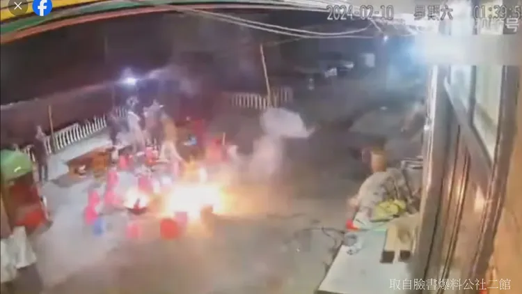 凌晨喧嘩吃鍋滋擾的大群親友，被炮竹炸得紛紛起身走避。翻攝自臉書「爆廢公社二館」