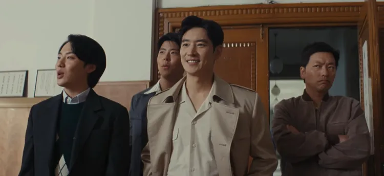 李帝勳（中）、李東輝（右）在《搜查班長1958》中飾演刑警。翻攝MBC