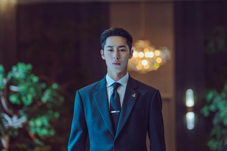 李宰旭在《篡位》飾演冷靜聰明的殺人犯兒子，為了擺脫最底層的人生，聯手李濬榮爬向金字塔頂端。Disney+提供