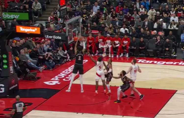 溫班亞馬上演空中接力灌籃。 圖取自San Antonio Spurs X