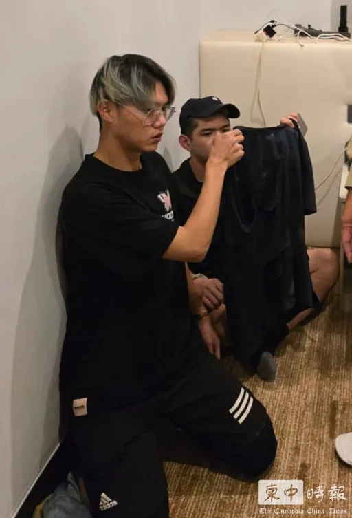 晚安小雞慘了!柬埔寨警方記者會登場 公開假血、假槍、迷彩服