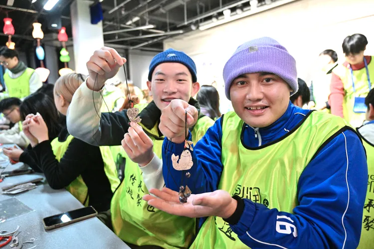 台灣青年參加中國「中華全國台灣同胞聯誼會」舉辦台胞青年冬令營，1月27日在吉林松原鼎潤文化創意產業園，展示自製的魚皮項鍊。新華社