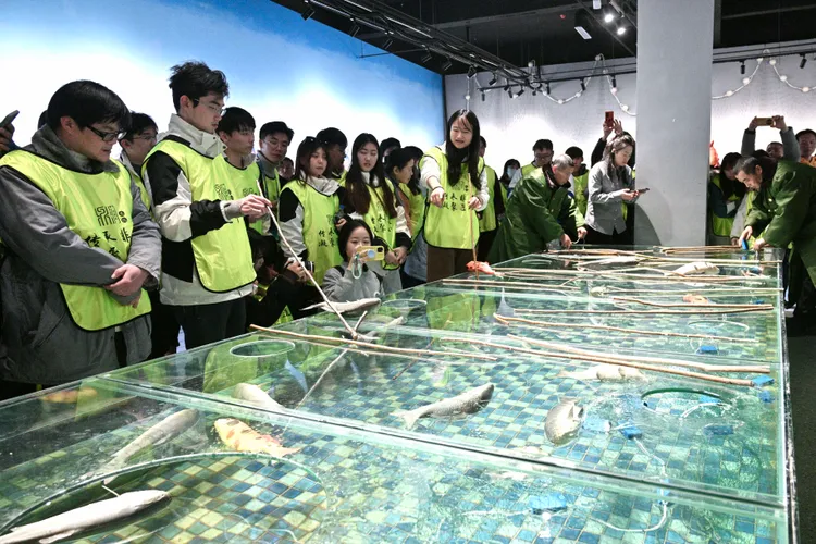 台灣青年參加中國「中華全國台灣同胞聯誼會」舉辦台胞青年冬令營，1月24日在吉林松原鼎潤文化創意產業園，模擬查干湖冬捕。新華社