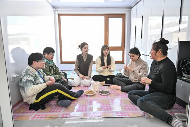 台灣青年參加中國「中華全國台灣同胞聯誼會」舉辦台胞青年冬令營，1月27日在吉林舒蘭二合村，參觀村民住家。新華社