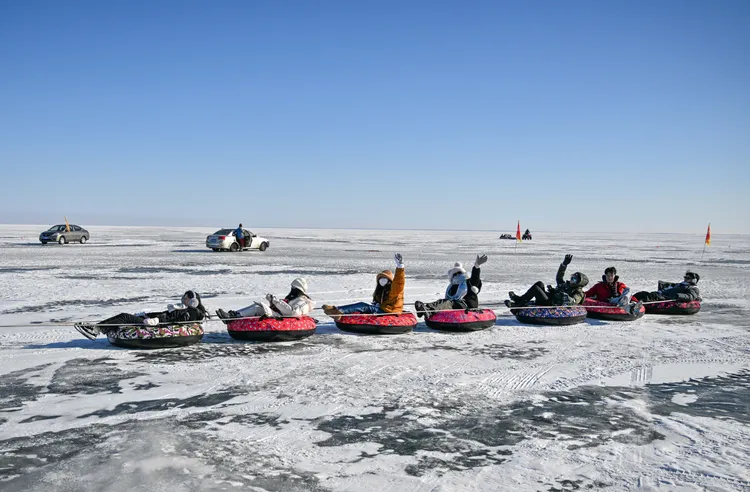 台灣青年參加中國「中華全國台灣同胞聯誼會」舉辦台胞青年冬令營，1月24日在吉林松原的查干湖冰面上玩雪圈漂移。新華社