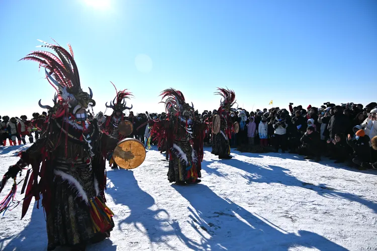 台灣青年參加中國「中華全國台灣同胞聯誼會」舉辦台胞青年冬令營，1月24日在吉林松原吉林松原查干湖觀看祭湖醒網儀式。新華社