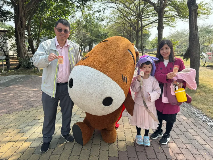 頑皮世界出動「豚寶」迎賓，年節期間天天送限量一元紅包。園方提供