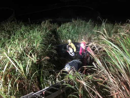 凌晨突然想吃肉粽!桃園女載2友夜衝石門 濱海公路失控自撞墜山坡